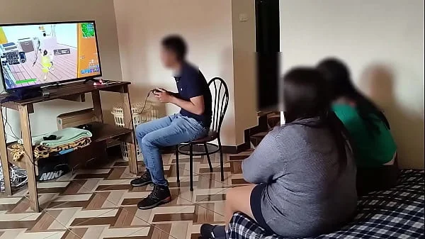 mis 2 mejores amigas: vienen de visita mis amigas mientras estoy jugando video juegos y me follo a una mientras la otra sigue jugando, casi nos pillan