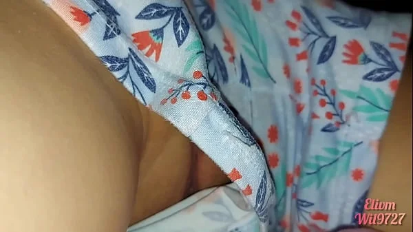 video casero con mi hermanastra primera vez en su cama hacemos cosas debajo de las sabanas